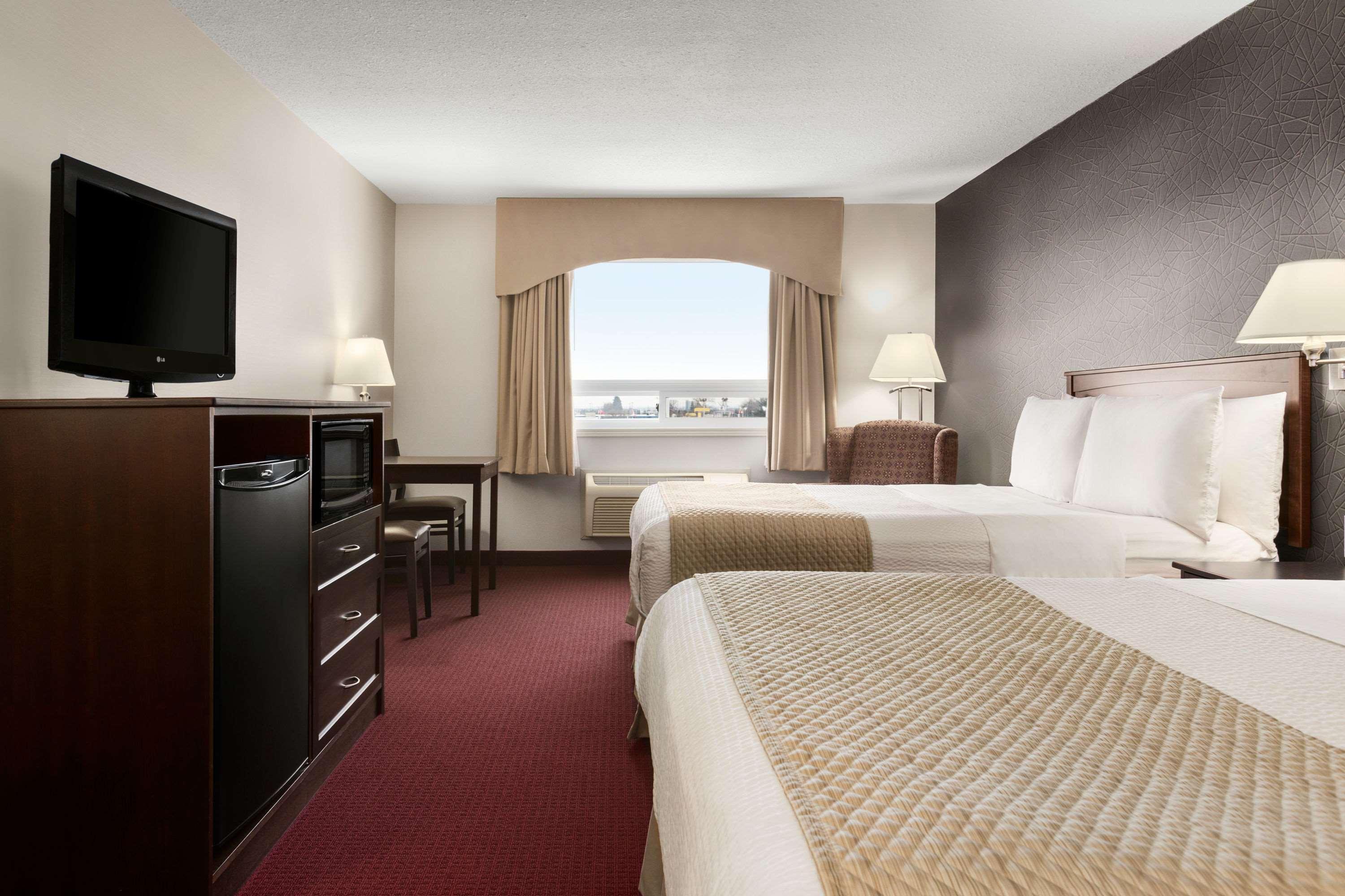 Days Inn & Suites By Wyndham Brandon Luaran gambar