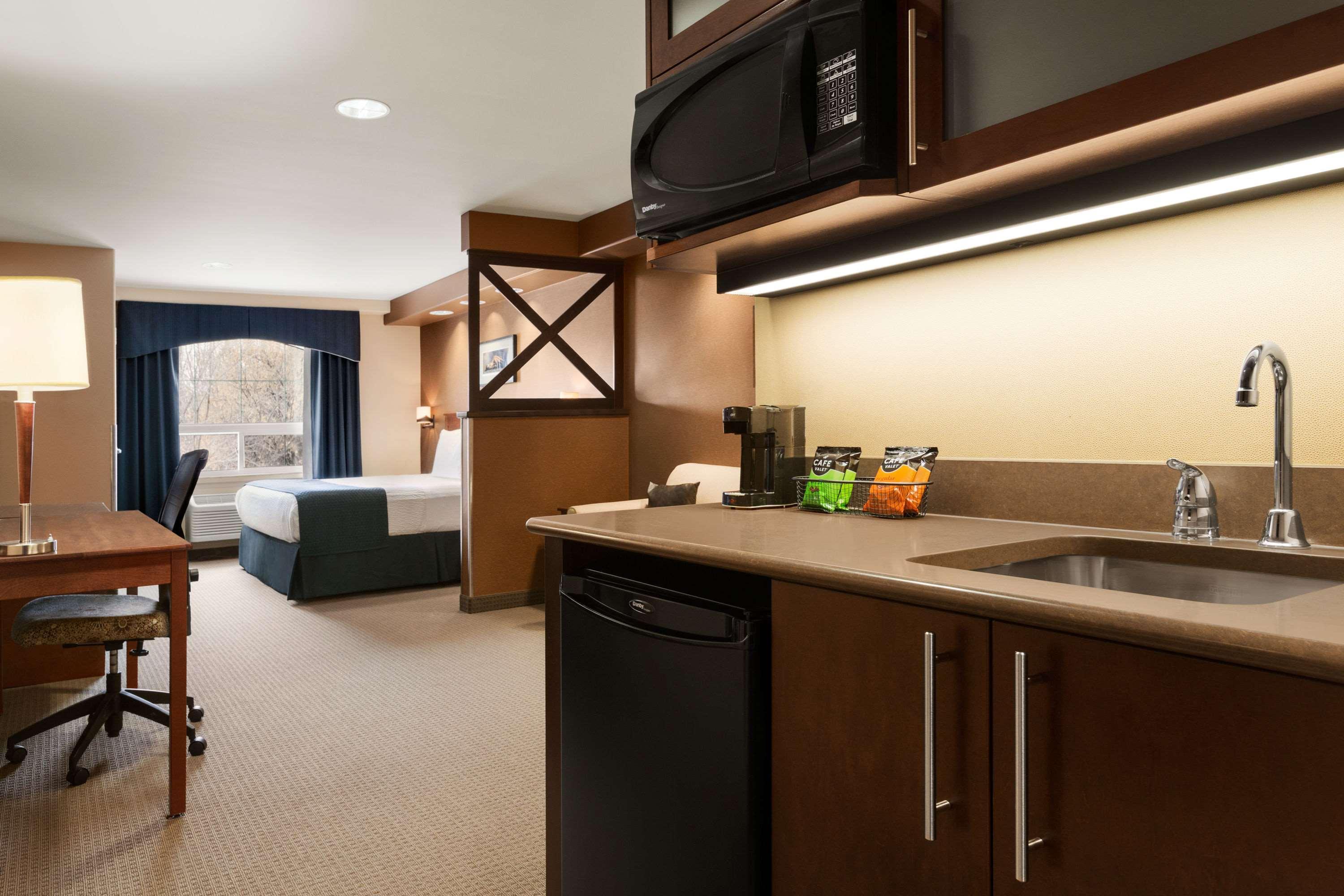 Days Inn & Suites By Wyndham Brandon Luaran gambar