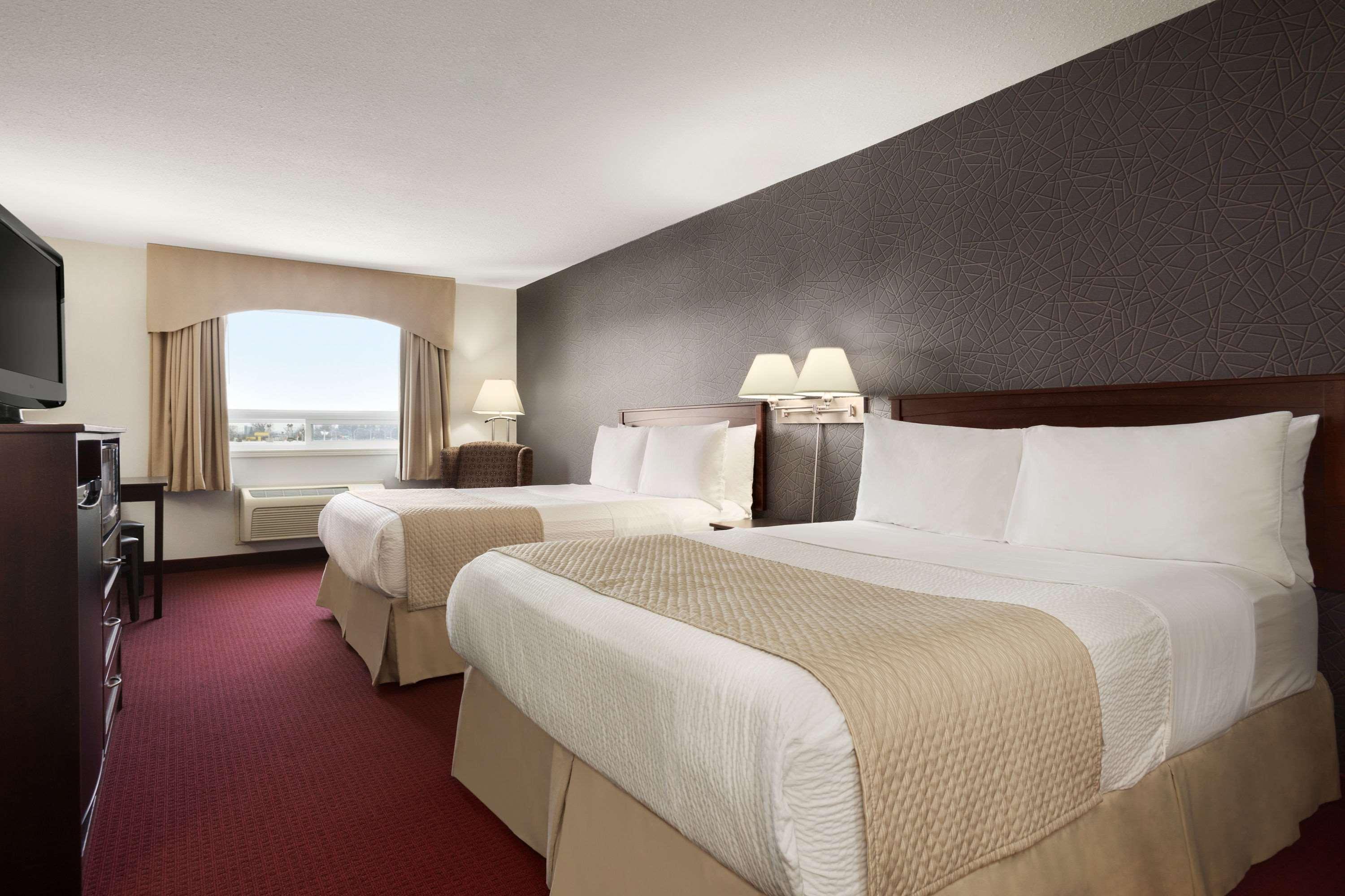 Days Inn & Suites By Wyndham Brandon Luaran gambar