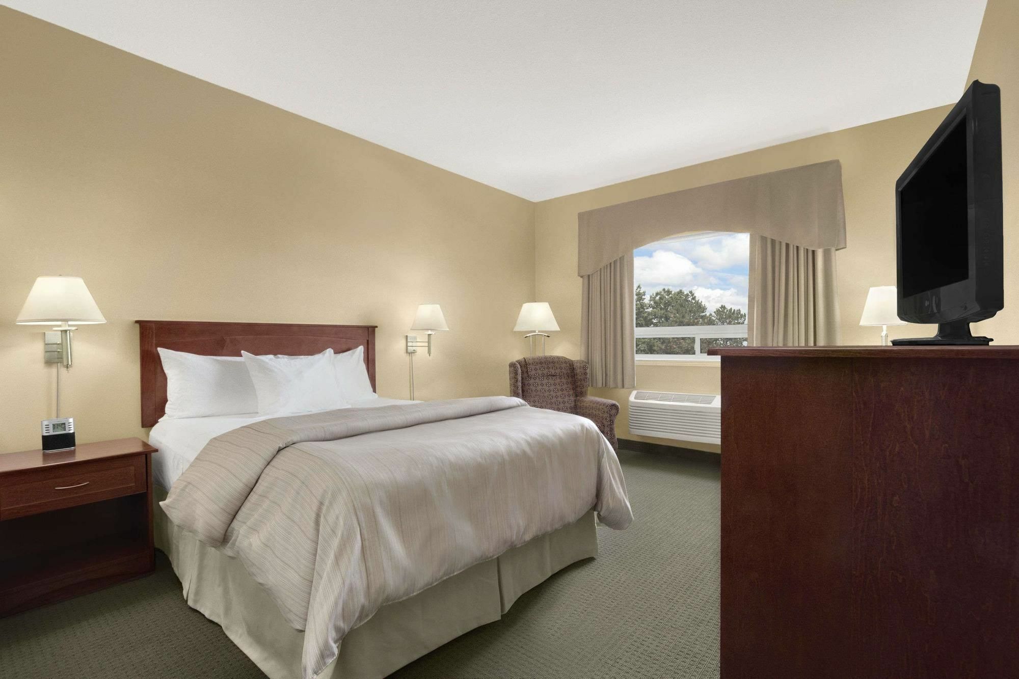 Days Inn & Suites By Wyndham Brandon Luaran gambar