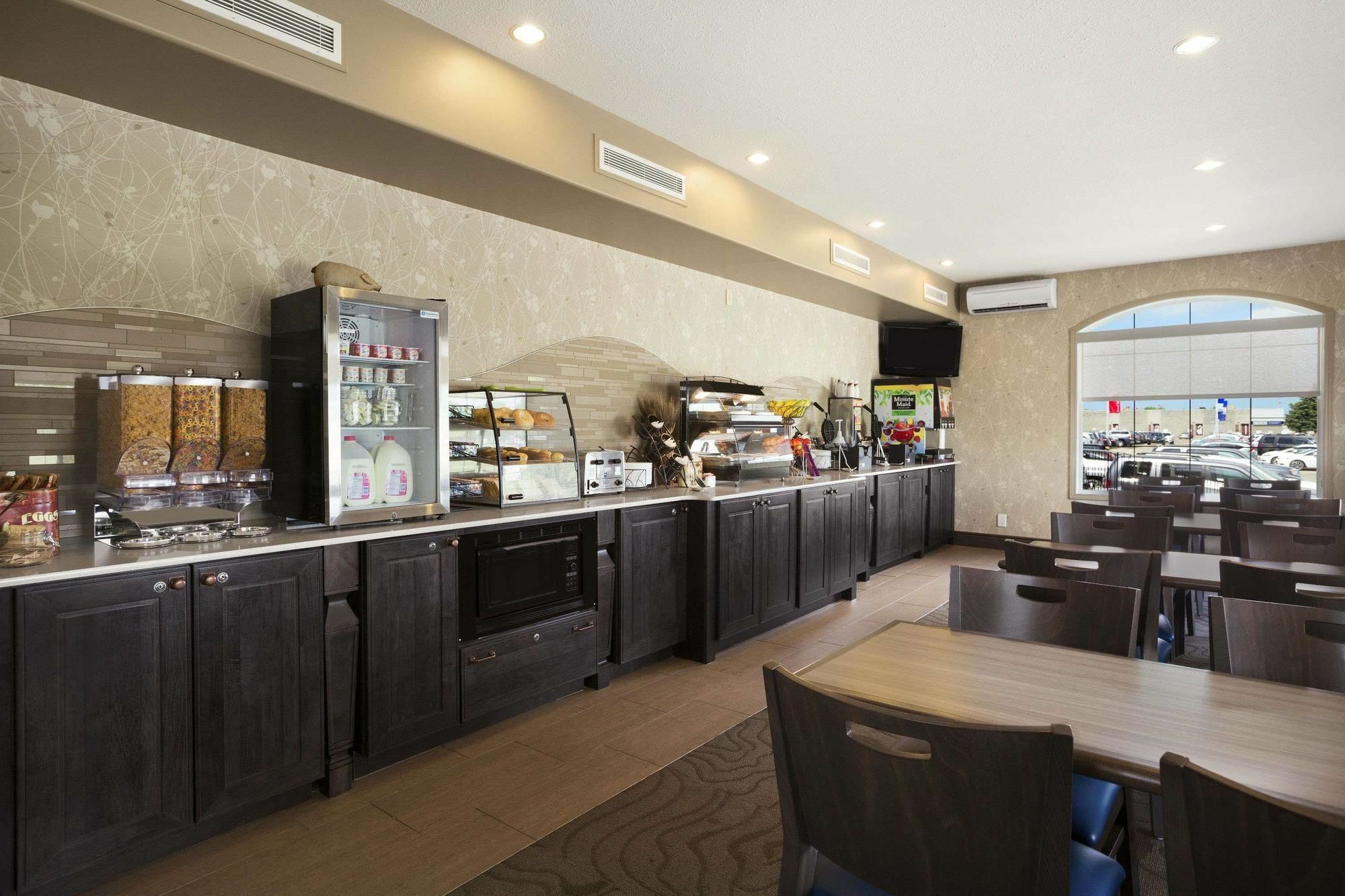 Days Inn & Suites By Wyndham Brandon Luaran gambar