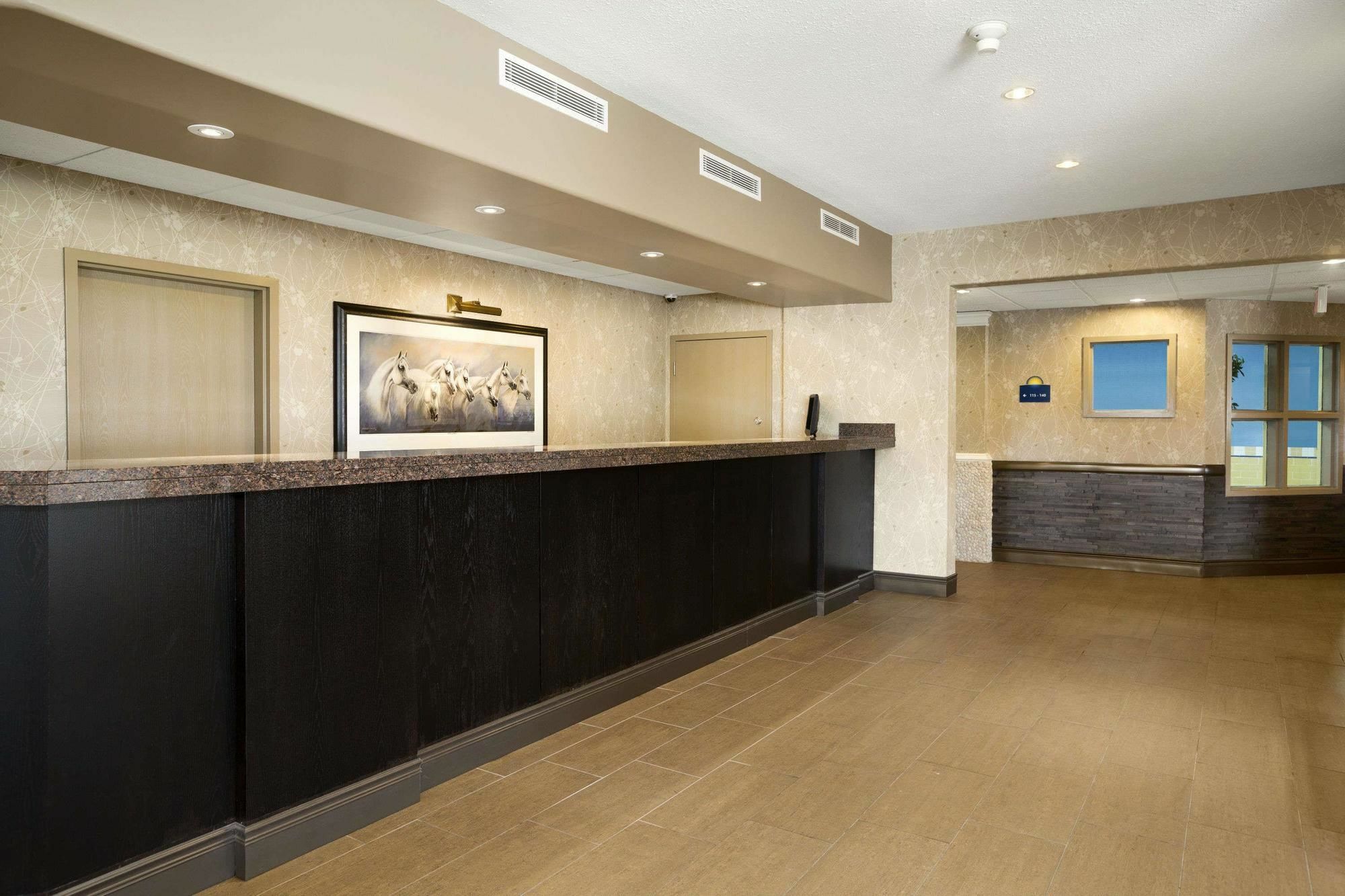 Days Inn & Suites By Wyndham Brandon Luaran gambar