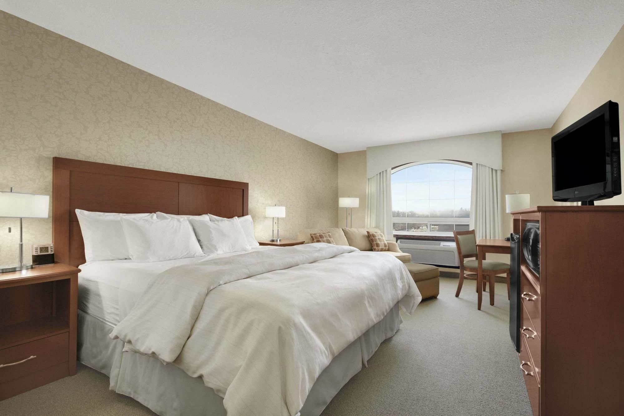 Days Inn & Suites By Wyndham Brandon Luaran gambar