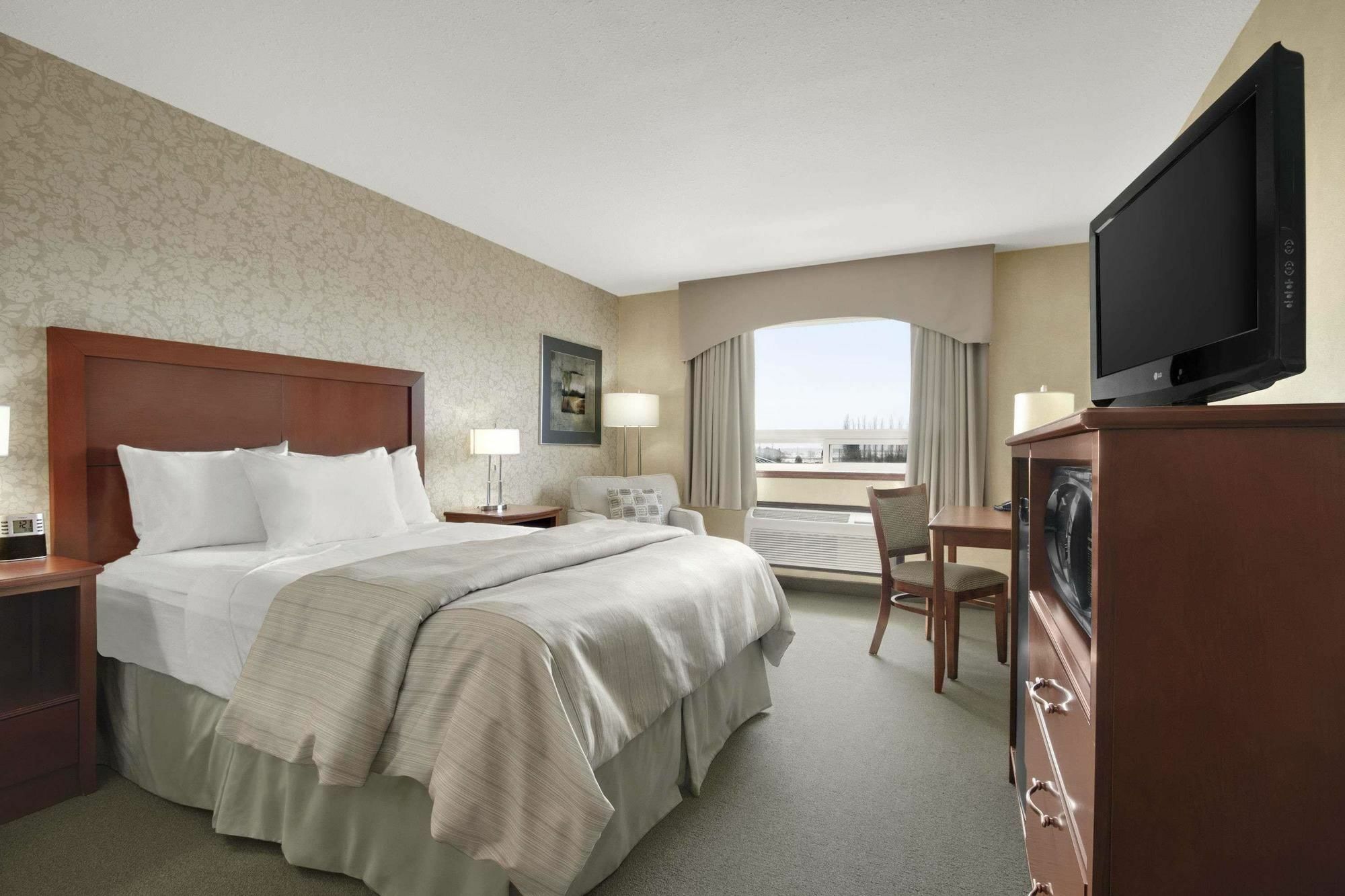 Days Inn & Suites By Wyndham Brandon Bilik gambar
