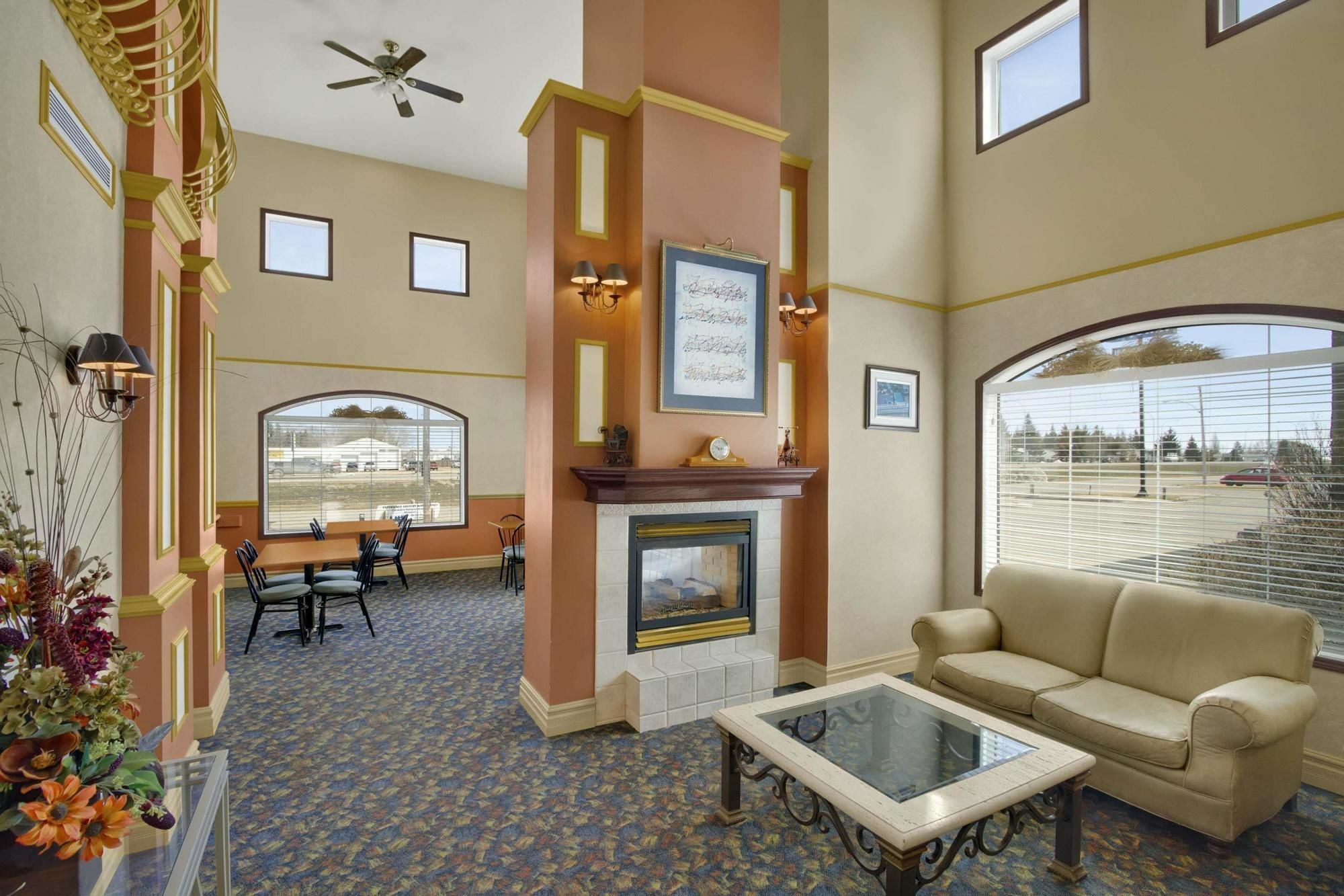 Days Inn & Suites By Wyndham Brandon Luaran gambar